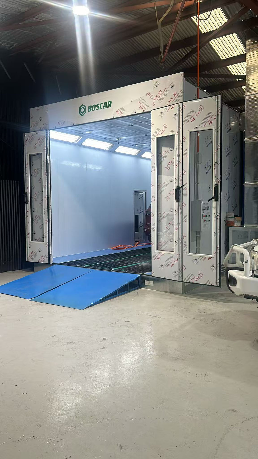 Boscar Three Rows Grills Floor Grating Spray Booth with Left or Right Hand Fan Direction