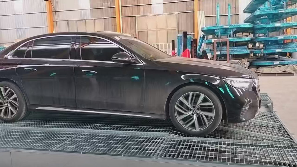 Luxury Outdoor Car Spray Booth with Pneumatic Lift and Baking Oven